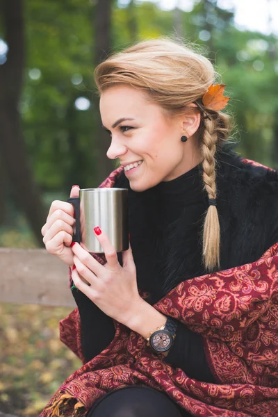 Junge Frau trinkt Tee oder Kaffee — Stockfoto