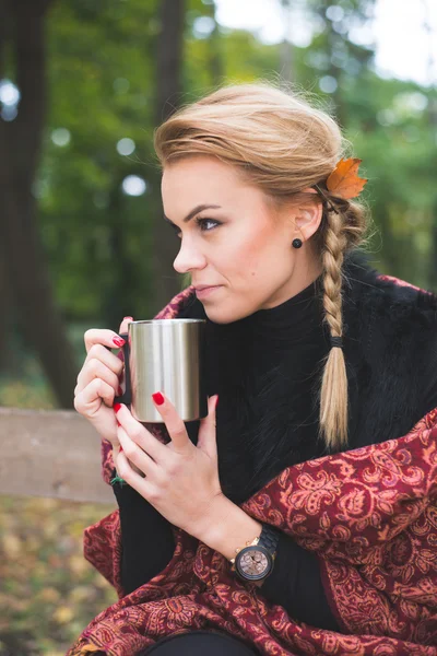 Mladá žena pít čaj nebo kávu — Stock fotografie