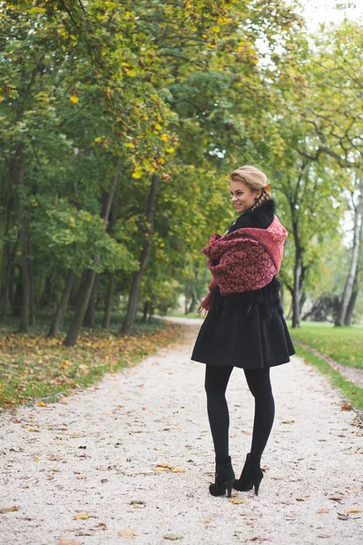 Elegante vrouw in herfst park — Stockfoto
