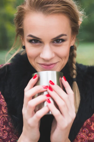 Jovem mulher bebendo chá ou café — Fotografia de Stock