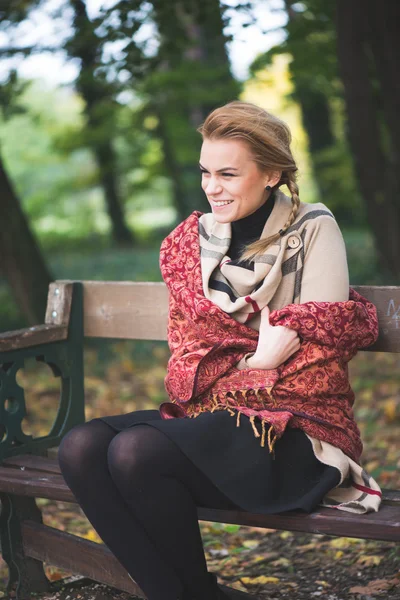 Schöne junge Frau ruht sich im Herbst aus — Stockfoto