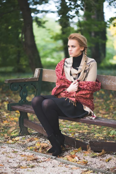 Schöne junge Frau ruht sich im Herbst aus — Stockfoto