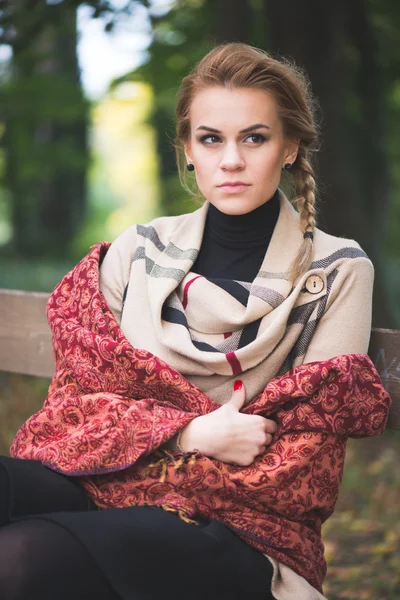 Beautiful young woman resting in autumn par — Stock Photo, Image