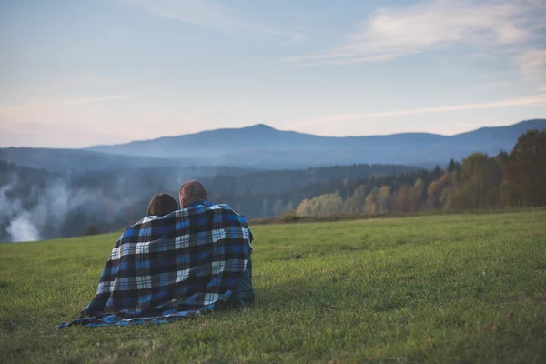 Casal assistindo paisagem e montanhas — Fotografia de Stock