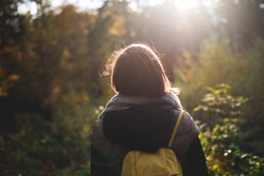 Sırt çantası yolculuğa kadınla