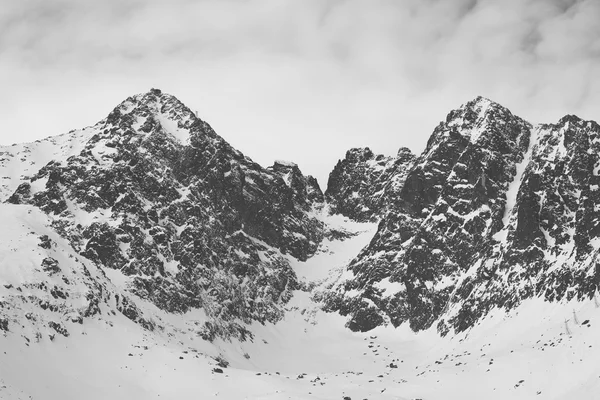 Montañas cubiertas de nieve —  Fotos de Stock