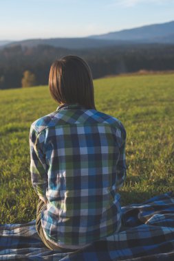 Çimenlerde uzanan kadın