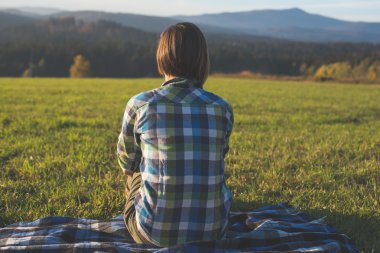 Çimenlerde uzanan kadın