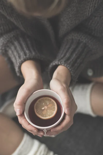 Genç kadın bir fincan çay rahatlatıcı — Stok fotoğraf