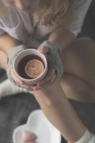 Junge Frau entspannt sich im Bett mit Tee — Stockfoto