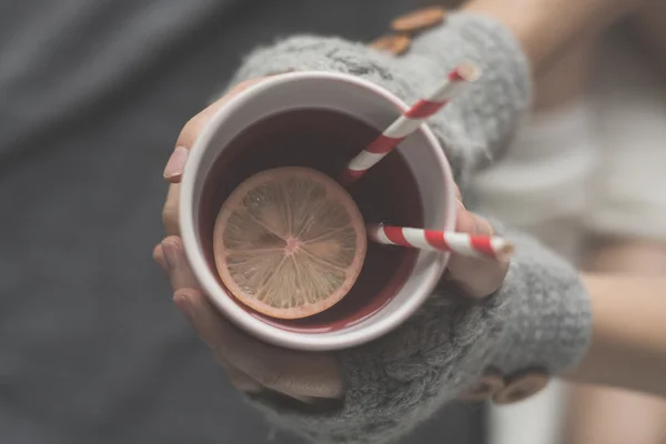 Mujer joven con una taza de té — Foto de Stock