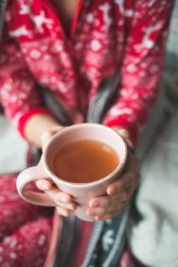 Bir fincan çayla genç bir kadın
