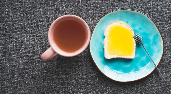 Cup of Tea and honey bread — ストック写真