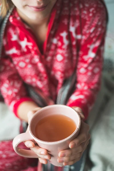 Mladá žena s šálkem čaje — Stock fotografie