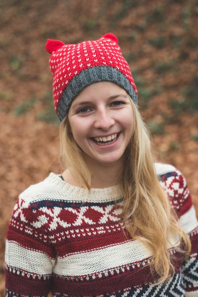 Jeune femme blonde dans la forêt — Photo