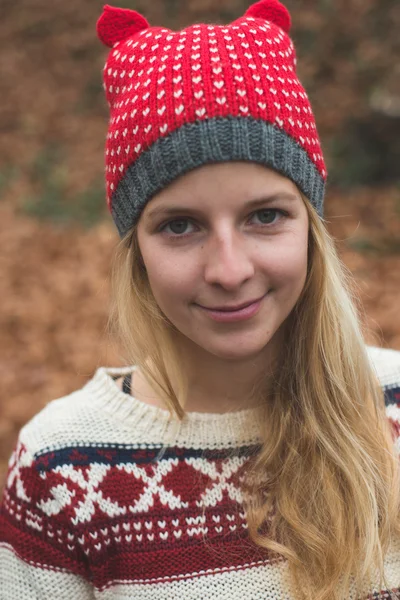 Junge blonde Frau im Wald — Stockfoto