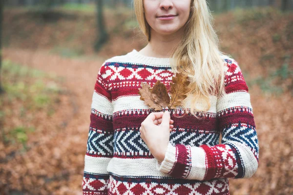 Blonde Frau mit Blättern — Stockfoto