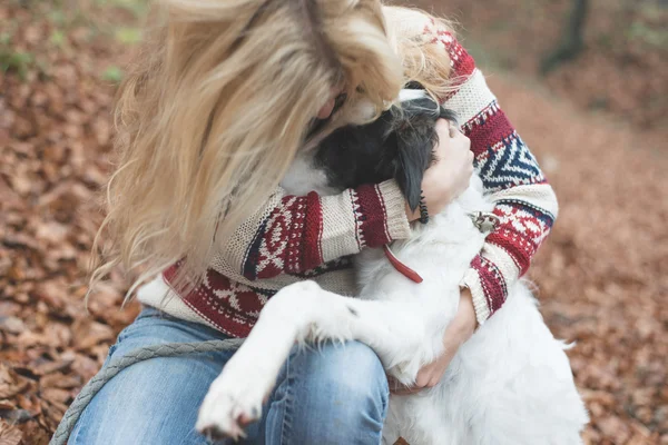 Jovem mulher abraçar seu cão — Fotografia de Stock