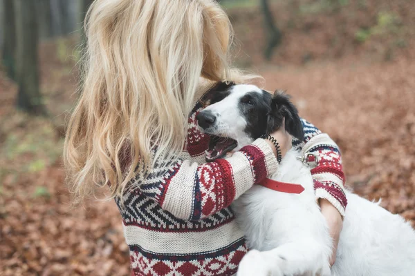 Young woman embrace her dog — 图库照片