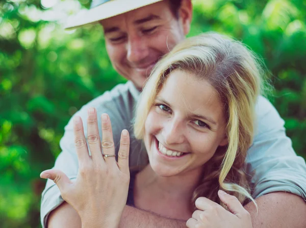 Jeune couple amoureux — Photo