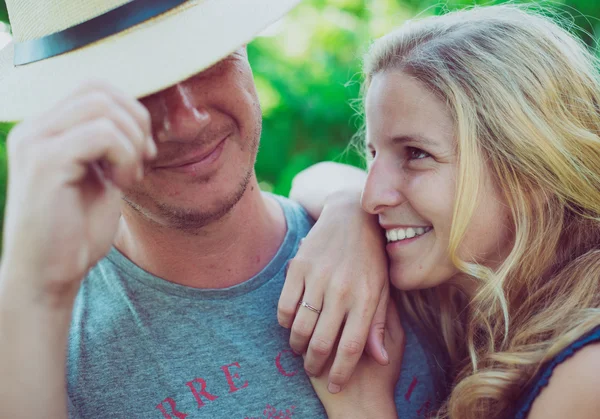 Feliz pareja enamorada —  Fotos de Stock