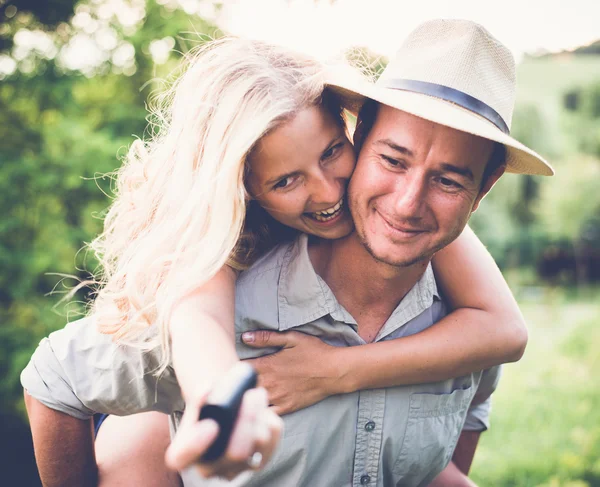 Couple in love taking self portrait — Zdjęcie stockowe