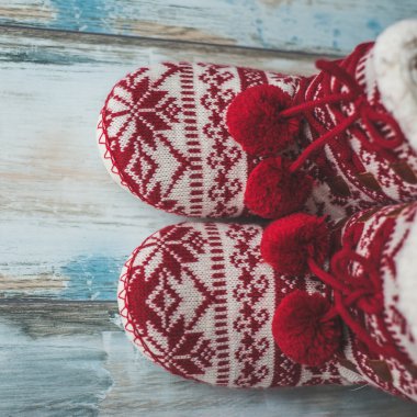 Antika ahşap zemin üzerinde rahat Noel terlik