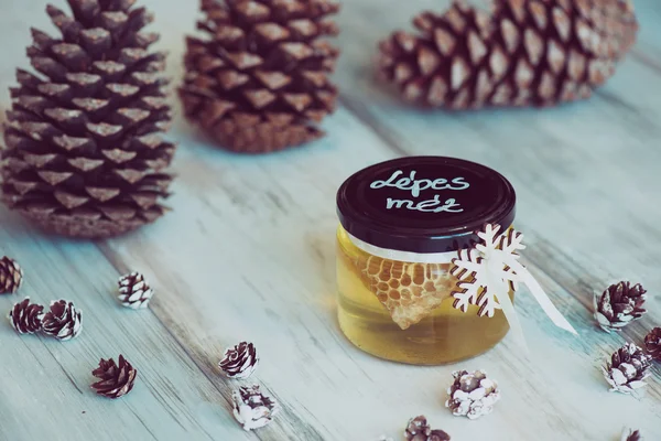 Сельскохозяйственный продукт чистый мед соты на винтажном деревянном фоне, отфильтрованное изображение — стоковое фото
