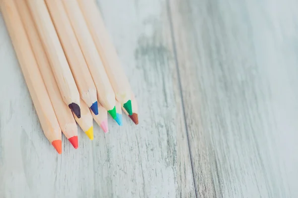 Sortiment barevných tužek/barevné kreslení tužky/barevné kreslení tužky v různých barvách na vinobraní dřevěné pozadí — Stock fotografie