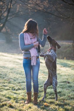 Esmer kadın çok güzel Alman işaretçi köpeğiyle açık poz