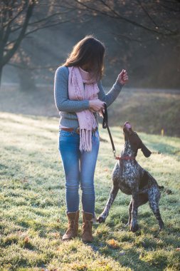 Esmer kadın çok güzel Alman işaretçi köpeğiyle açık poz