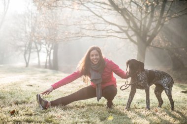 Kadın ve köpek uzanan açık. Fitness kız ve birlikte çalışma dışarı onun evde beslenen hayvan.