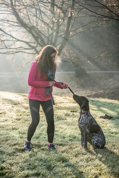 Брюнетка жінка позує зі своєю собакою чарівні німецький вказівник відкритий — стокове фото