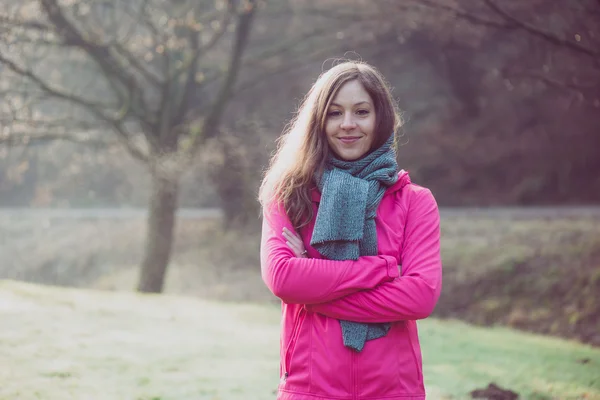 Brünette Frau posiert im Freien, entspannen in der Natur — Stockfoto