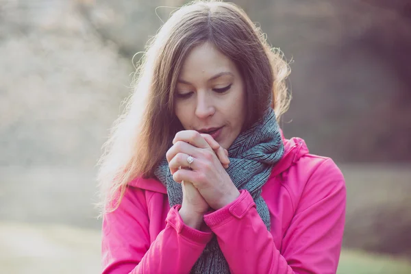 Brünette Frau posiert im Freien, entspannen in der Natur — Stockfoto