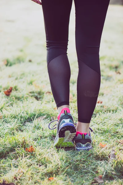 Runner benen van de vrouw op de winter rails, gezonde levensstijl concept — Stockfoto