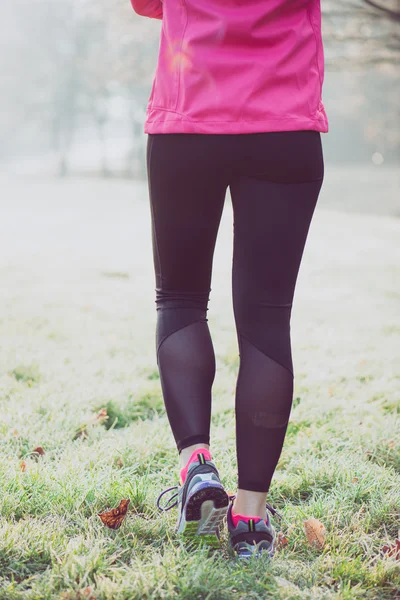 赛跑者女性腿部冬季步入正轨，健康的生活方式的概念 — 图库照片