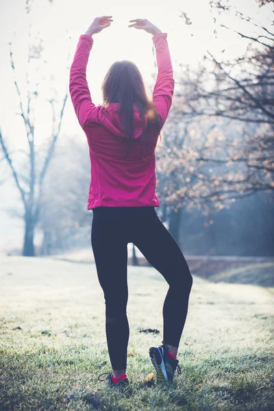 Atleta mulher esticando ao ar livre. Conceito de estilo de vida saudável . — Fotografia de Stock