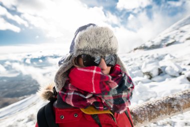 Hiking kadın kış izinde.