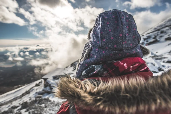 Mujer exploradora en las montañas de invierno — Foto de Stock