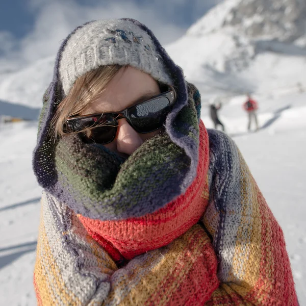 Jovem mulher nas montanhas de inverno — Fotografia de Stock