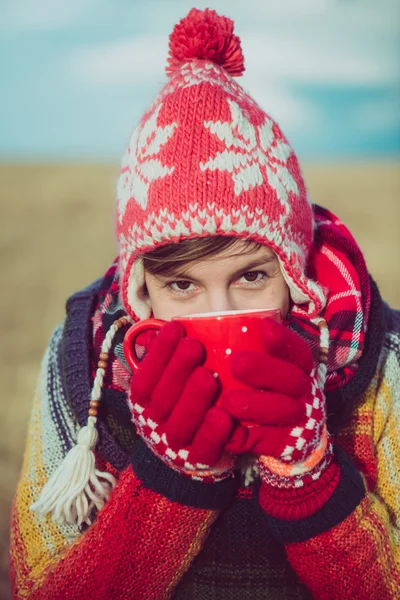 Nomad woman drinking hot beverages — Stock Photo, Image