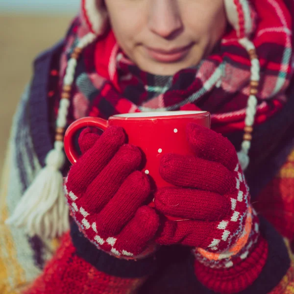 Nomad vrouw drinken warme dranken — Stockfoto