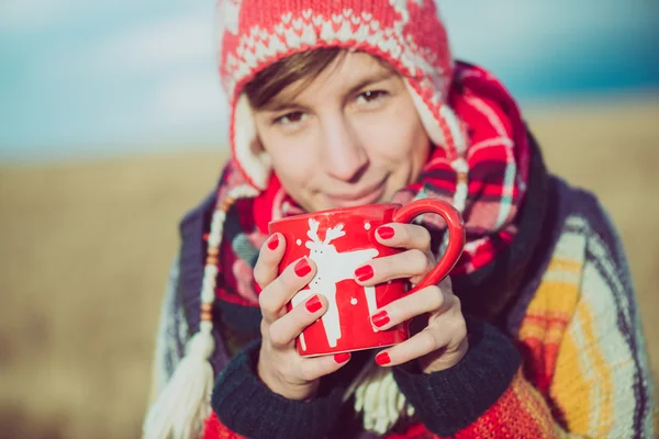 Nomad woman drinking hot beverages — Stock Photo, Image