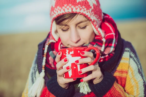 Nomad woman drinking hot beverages — Stock Photo, Image