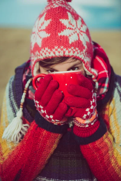 Nomad woman drinking hot beverages — Stock Photo, Image