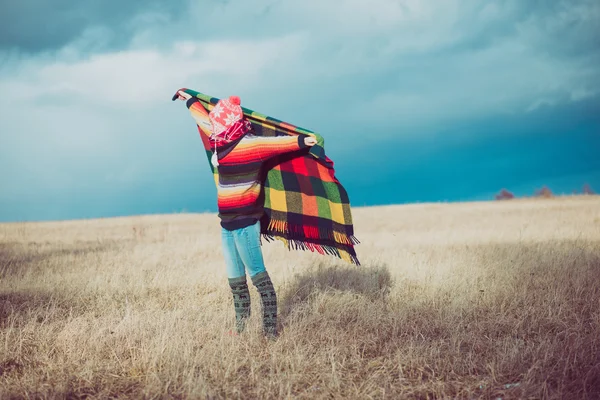 Nomadische vrouw bedrijf deken — Stockfoto