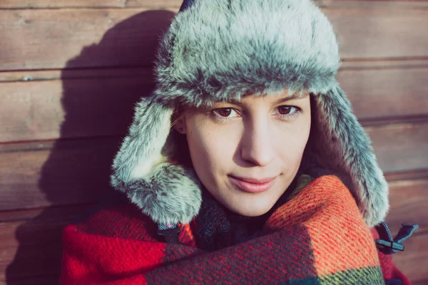 Schöne Frau posiert mit warmem Hut — Stockfoto