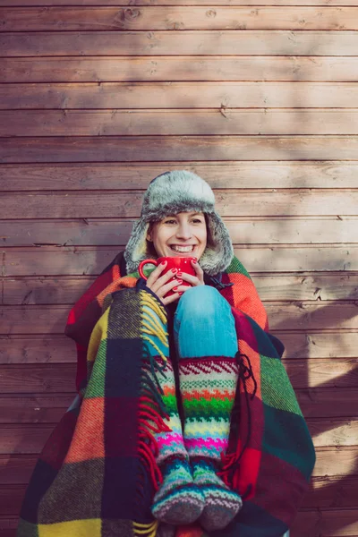 Jonge vrouw drinken van hete thee — Stockfoto