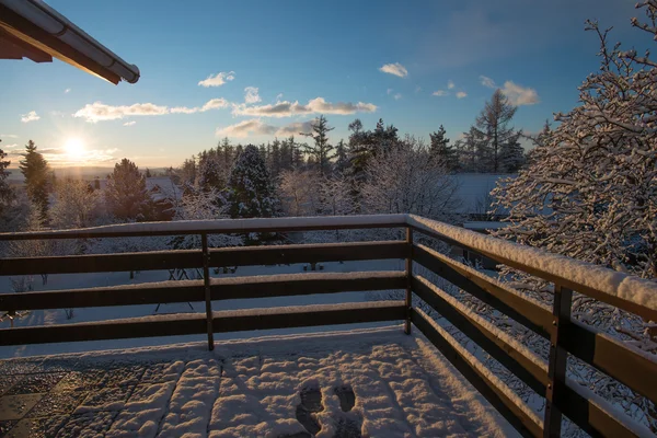 Balcón cubierto de nieve — Foto de Stock